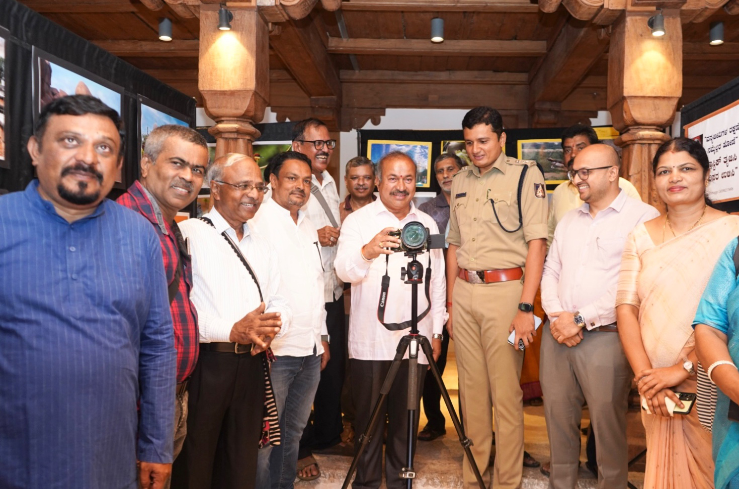 ಶಿವಮೊಗ್ಗ ದಸರಾ ಅಂಗವಾಗಿ ಶಿವಪ್ಪನಾಯಕ ಅರಮನೆಯಲ್ಲಿ ಆಯೋಜಿಸಿದ್ದ ಕಲಾ ದಸರಾದ ಛಾಯಾಚಿತ್ರ ಪ್ರದರ್ಶನ ಚಿತ್ರಕಲಾ ಪ್ರದರ್ಶನ ಗೊಂಬೆ ಪ್ರದರ್ಶನಕ್ಕೆ ಜಿಲ್ಲಾಧಿಕಾರಿ ಗುರುದತ್ತ ಹೆಗಡೆ ಚಾಲನೆ ನೀಡಿದರು