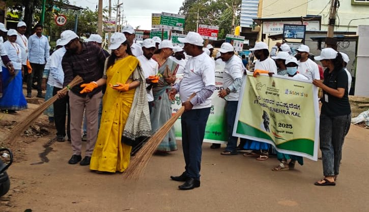 ‘ಸ್ವಚ್ಚತಾ ಹಿ ಸೇವಾ’ ಅಭಿಯಾನದ ಭಾಗವಾಗಿ ಅಣ್ಣೇಶ್ವರ ಗ್ರಾಮ ಪಂಚಾಯಿತಿ ವ್ಯಾಪ್ತಿಯ ಬೈಚಾಪುರ ಗ್ರಾಮದಲ್ಲಿ ಹಮ್ಮಿಕೊಂಡಿದ್ದ ಸ್ವಚ್ಛತಾ ಅಭಿಯಾನಕ್ಕೆ ಪಂಚಾಯಿತಿ ಸಿಇಒ ಕೆ.ಎನ್‌.ಅನುರಾಧ ಚಾಲನೆ ನೀಡಿದರು
