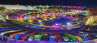 ‘ಕಾವೇರಿ ಆರತಿ’ ಕಾರ್ಯಕ್ರಮದ ಅಂಗವಾಗಿ ಮಂಡ್ಯ ಜಿಲ್ಲೆಯ ಶ್ರೀರಂಗಪಟ್ಟಣ ತಾಲ್ಲೂಕಿನ ಕೆಆರ್‌ಎಸ್‌ ಬೃಂದಾವನವನ್ನು ವಿದ್ಯುದ್ದೀಪಗಳಿಂದ ವಿಶೇಷವಾಗಿ ಅಲಂಕರಿಸಲಾಗಿದೆ