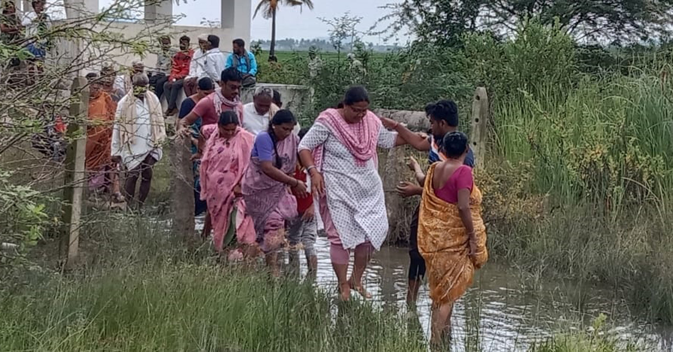 ಮಾಗಳ ಗ್ರಾಮದ ಜನರು ಅಂತ್ಯಸಂಸ್ಕಾರಕ್ಕೆ ತೆರಳಲು ಪರದಾಡುತ್ತಿರುವುದು