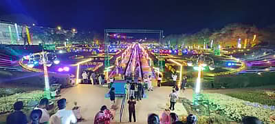 ‘ಕಾವೇರಿ ಆರತಿ’ ಕಾರ್ಯಕ್ರಮದ ಅಂಗವಾಗಿ ಮಂಡ್ಯ ಜಿಲ್ಲೆಯ ಶ್ರೀರಂಗಪಟ್ಟಣ ತಾಲ್ಲೂಕಿನ ಕೆಆರ್‌ಎಸ್‌ ಬೃಂದಾವನವನ್ನು ವಿದ್ಯುದ್ದೀಪಗಳಿಂದ ವಿಶೇಷವಾಗಿ ಅಲಂಕರಿಸಲಾಗಿದೆ