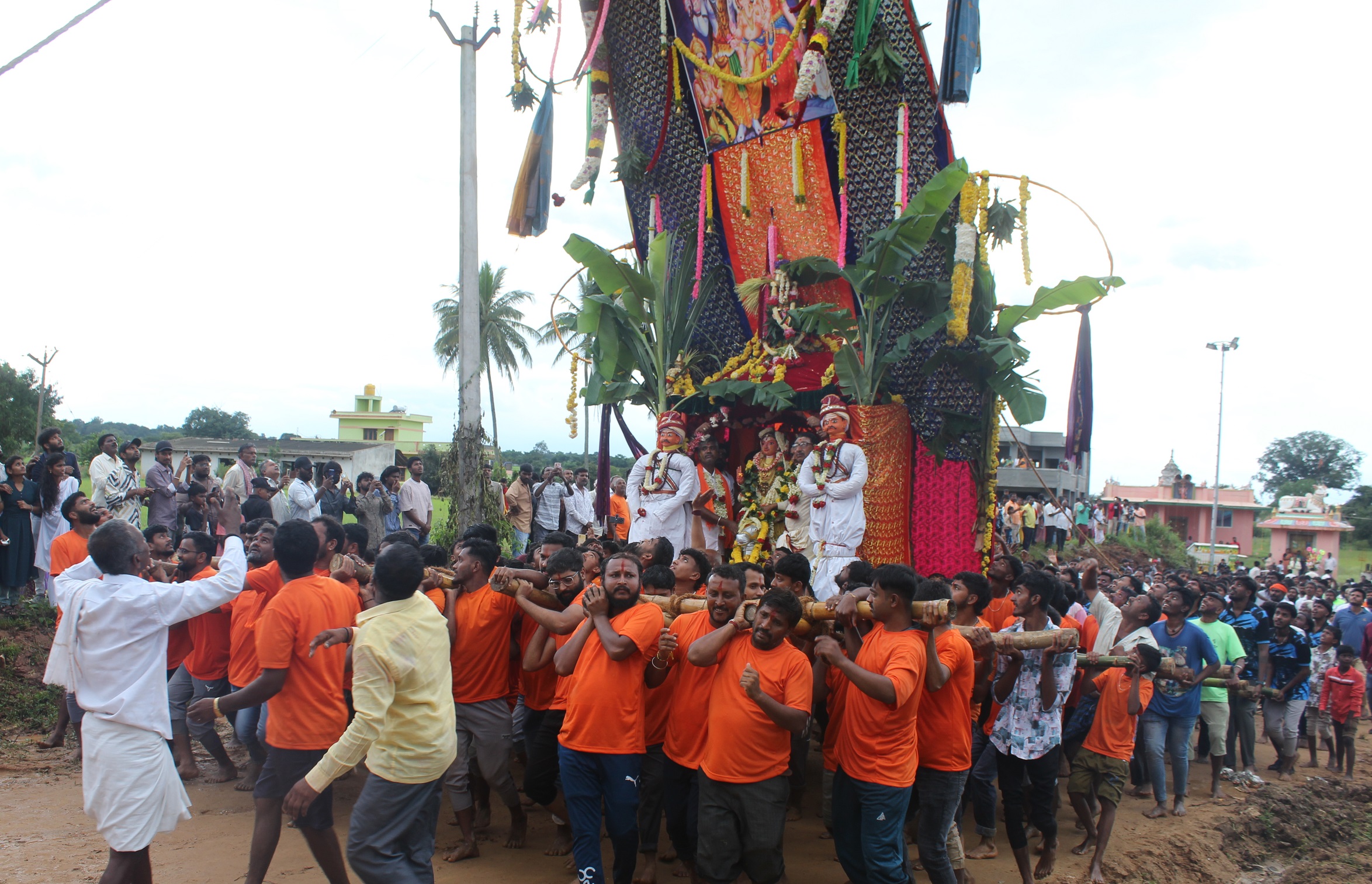 ಗುಮ್ಮಳಾಪುರ ಗೌರಿ ದೇವಿಯ ಜಾತ್ರೆಯಲ್ಲಿ ತೇರುಗಳನ್ನು ಹೊತ್ತು ಸಾಗುತ್ತಿರುವ ಭಕ್ತರು