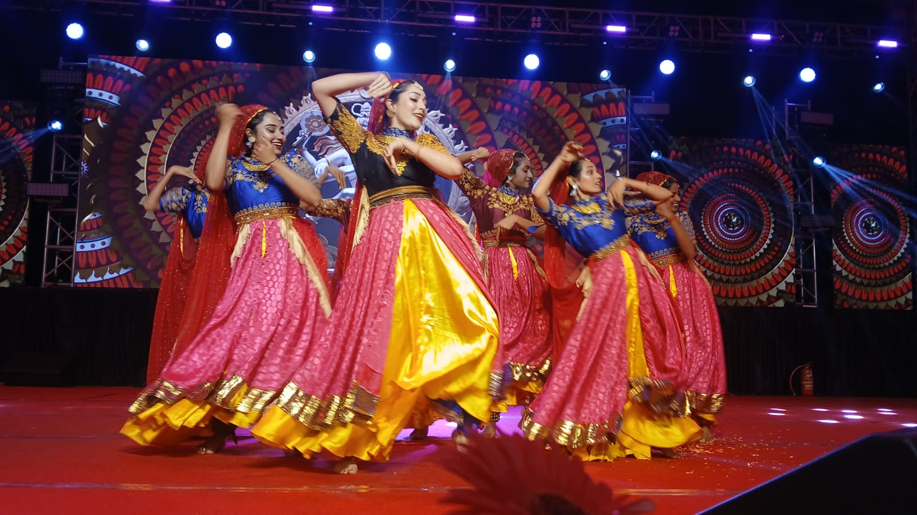 ಮಡಿಕೇರಿಯ ಗಾಂಧಿ ಮೈದಾನದಲ್ಲಿ ಗುರುವಾರ ರಾತ್ರಿ ವೈವಿಧ್ಯಮಯವಾದ ಸಾಂಸ್ಕೃತಿಕ ಕಾರ್ಯಕ್ರಮಗಳು ನಡೆದವು