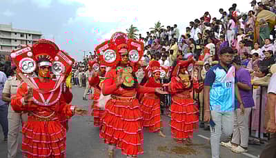ಜಂಬೂ ಸವಾರಿ ಮೆರವಣಿಗೆಯಲ್ಲಿ ಪೂಜಾಕುಣಿತ, ತಮಟೆ, ನಗಾರಿ, ಪಟ್ಟಕುಣಿತ, ಹುಲಿವೇಷ, ವೀರಗಾಸೆ, ವೀರ ಭದ್ರಕುಣಿತ, ಕಾಳಿ ಕುಣಿತ, ಕಂಸಾಳೆ  ನೋಡುಗರ ಗಮನ ಸೆಳೆದವು.