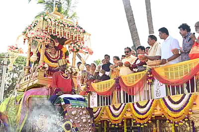 ಜಿಲ್ಲಾ ಉಸ್ತುವಾರಿ ಸಚಿವ ಎನ್‌.ಚಲುವರಾಯಸ್ವಾಮಿ, ಶಾಸಕರಾದ ರಮೇಶ ಬಂಡಿಸಿದ್ದೇಗೌಡ, ಪಿ.ರವಿಕುಮಾರ್‌ ಪಾಲ್ಗೊಂಡಿದ್ದರು.