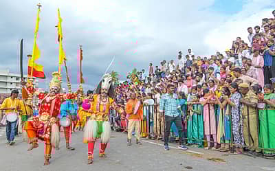 ಜಂಬೂ ಸವಾರಿ ಮೆರವಣಿಗೆಯಲ್ಲಿ ಪೂಜಾಕುಣಿತ, ತಮಟೆ, ನಗಾರಿ, ಪಟ್ಟಕುಣಿತ, ಹುಲಿವೇಷ, ವೀರಗಾಸೆ, ವೀರ ಭದ್ರಕುಣಿತ, ಕಾಳಿ ಕುಣಿತ, ಕಂಸಾಳೆ  ನೋಡುಗರ ಗಮನ ಸೆಳೆದವು.