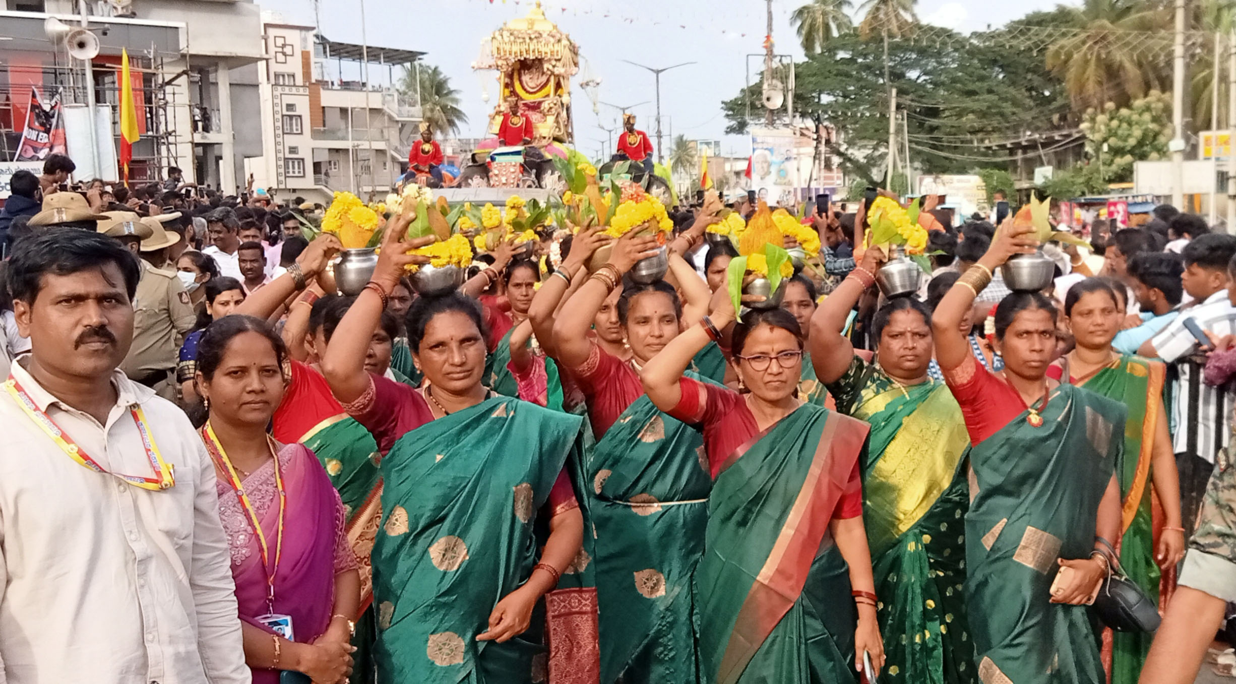 ಮಹಿಳೆಯರು ಪೂರ್ಣಕುಂಭ ಹೊತ್ತು ಮೆರವಣಿಗೆಯಲ್ಲಿ ಸಾಗಿದರು