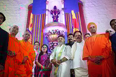 ಮಂಡ್ಯ ಜಿಲ್ಲೆಯ ಶ್ರೀರಂಗಪಟ್ಟಣ ತಾಲ್ಲೂಕಿನ ಕೆ.ಆರ್.ಎಸ್ ಬೃಂದಾವನ ಅಂಗಳದಲ್ಲಿ 'ಕಾವೇರಿ ಆರತಿ' ಕಾರ್ಯಕ್ರಮಕ್ಕೆ ಉಪಮುಖ್ಯಮಂತ್ರಿ ಡಿ.ಕೆ.ಶಿವಕುಮಾರ್ ಚಾಲನೆ ನೀಡಿದರು. 