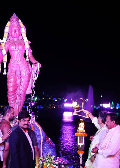 ಮಂಡ್ಯ ಜಿಲ್ಲೆಯ ಶ್ರೀರಂಗಪಟ್ಟಣ ತಾಲ್ಲೂಕಿನ ಕೆ.ಆರ್.ಎಸ್ ಬೃಂದಾವನ ಅಂಗಳದಲ್ಲಿ 'ಕಾವೇರಿ ಆರತಿ' ಕಾರ್ಯಕ್ರಮಕ್ಕೆ ಉಪಮುಖ್ಯಮಂತ್ರಿ ಡಿ.ಕೆ.ಶಿವಕುಮಾರ್ ಚಾಲನೆ ನೀಡಿದರು. 