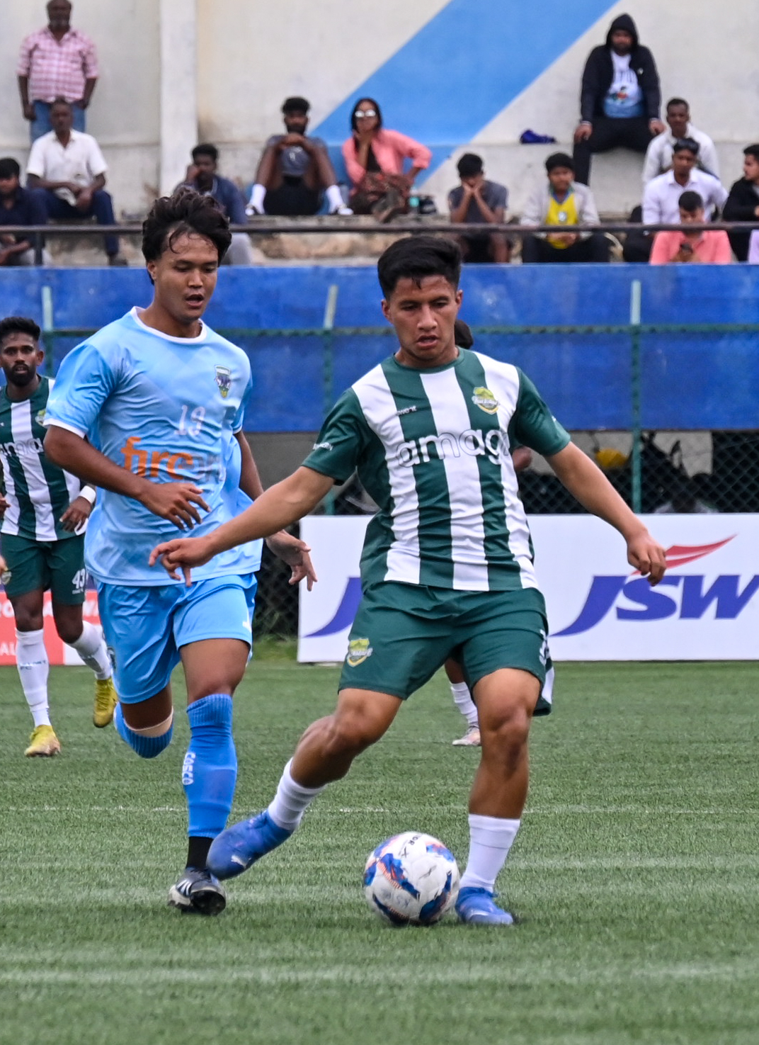 ಕೊಡಗು ಎಫ್‌ಸಿ ತಂಡದ ಜ್ಯಾಕ್‌ ಲಿಯಾನ್‌ಲಾಲ್‌ಮಾವಿ ನೈಹಸಿಲ್‌ (ಎಡ) ಹಾಗೂ ಕಿಕ್‌ಸ್ಟಾರ್ಟ್‌ ಎಫ್‌ಸಿ ತಂಡದ ಎಂಗೈರಂಗ್ಬಮ್‌ ಅವರು ಚೆಂಡಿಗಾಗಿ ಸೆಣಸಿದರು  ಚಿತ್ರ: ಪುಷ್ಕರ್‌ ವಿ.