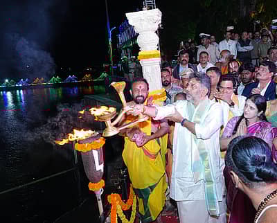 ಮಂಡ್ಯ ಜಿಲ್ಲೆಯ ಶ್ರೀರಂಗಪಟ್ಟಣ ತಾಲ್ಲೂಕಿನ ಕೆ.ಆರ್.ಎಸ್ ಬೃಂದಾವನ ಅಂಗಳದಲ್ಲಿ 'ಕಾವೇರಿ ಆರತಿ' ಕಾರ್ಯಕ್ರಮಕ್ಕೆ ಉಪಮುಖ್ಯಮಂತ್ರಿ ಡಿ.ಕೆ.ಶಿವಕುಮಾರ್ ಚಾಲನೆ ನೀಡಿದರು. 