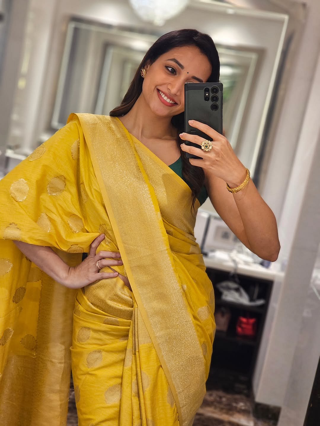 ವಿಭಿನ್ನ ಉಡುಗೆ ತೊಟ್ಟು ಪೋಟೊ ಕ್ಲಿಕ್ಕಿಸಿಕೊಂಡ ನಟಿ ಶ್ರೀನಿಧಿ ಶೆಟ್ಟಿ