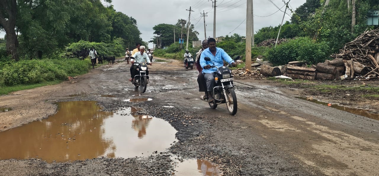 ಉಗರಗೋಳದಿಂದ ಯಲ್ಲಮ್ಮನಗುಡ್ಡಕ್ಕೆ ಸಾಗುವ ಮಾರ್ಗದ ರಸ್ತೆ ಹದಗೆಟ್ಟಿರುವುದು   ಪ್ರಜಾವಾಣಿ ಚಿತ್ರ