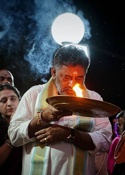 ಮಂಡ್ಯ ಜಿಲ್ಲೆಯ ಶ್ರೀರಂಗಪಟ್ಟಣ ತಾಲ್ಲೂಕಿನ ಕೆ.ಆರ್.ಎಸ್ ಬೃಂದಾವನ ಅಂಗಳದಲ್ಲಿ 'ಕಾವೇರಿ ಆರತಿ' ಕಾರ್ಯಕ್ರಮಕ್ಕೆ ಉಪಮುಖ್ಯಮಂತ್ರಿ ಡಿ.ಕೆ.ಶಿವಕುಮಾರ್ ಚಾಲನೆ ನೀಡಿದರು. 