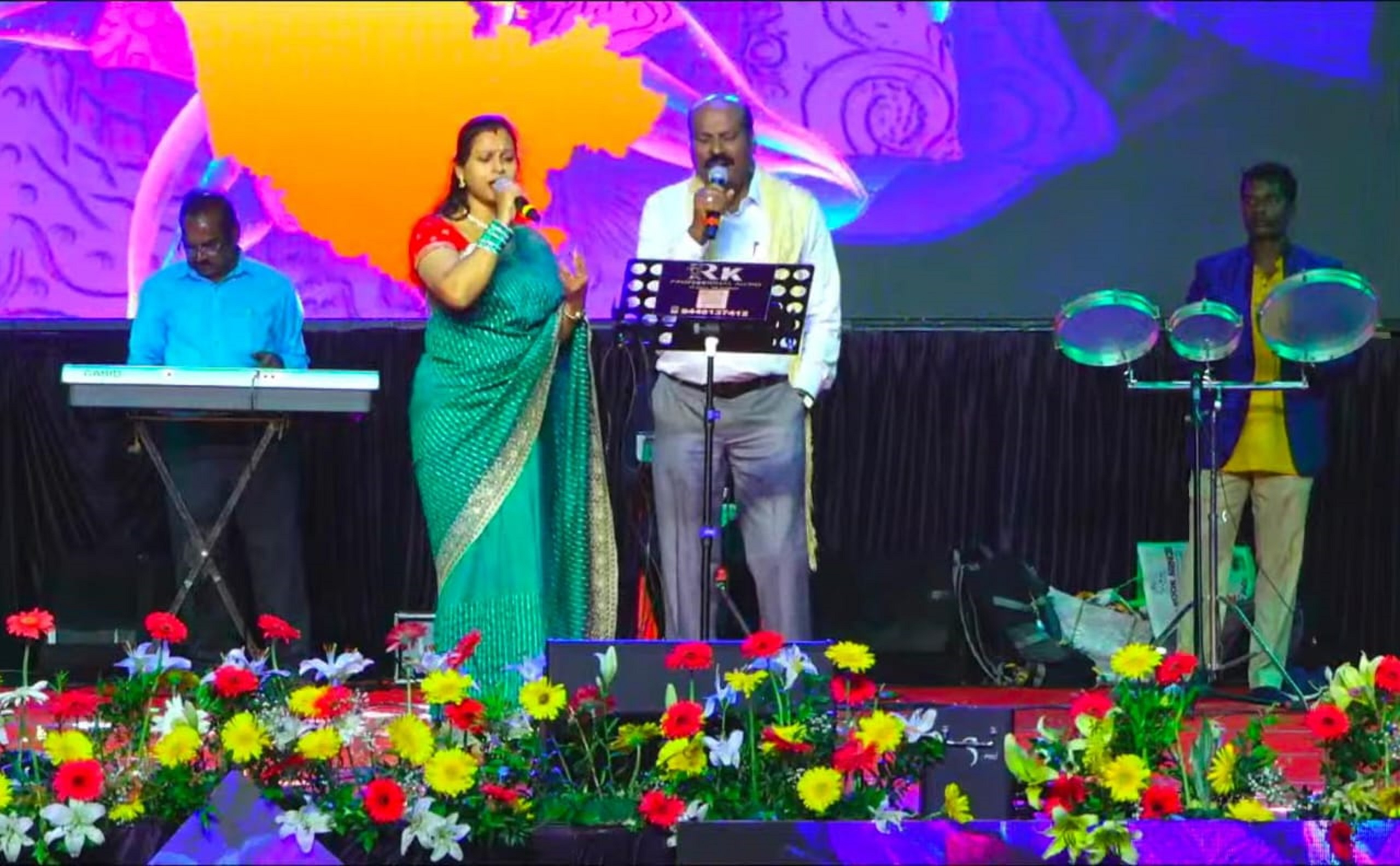ಮಡಿಕೇರಿಯ ಗಾಂಧಿ ಮೈದಾನದಲ್ಲಿ ಶುಕ್ರವಾರ ರಾತ್ರಿ ವೈವಿಧ್ಯಮಯವಾದ ಸಾಂಸ್ಕೃತಿಕ ಕಾರ್ಯಕ್ರಮಗಳು ಪ್ರದರ್ಶನಗೊಂಡವು