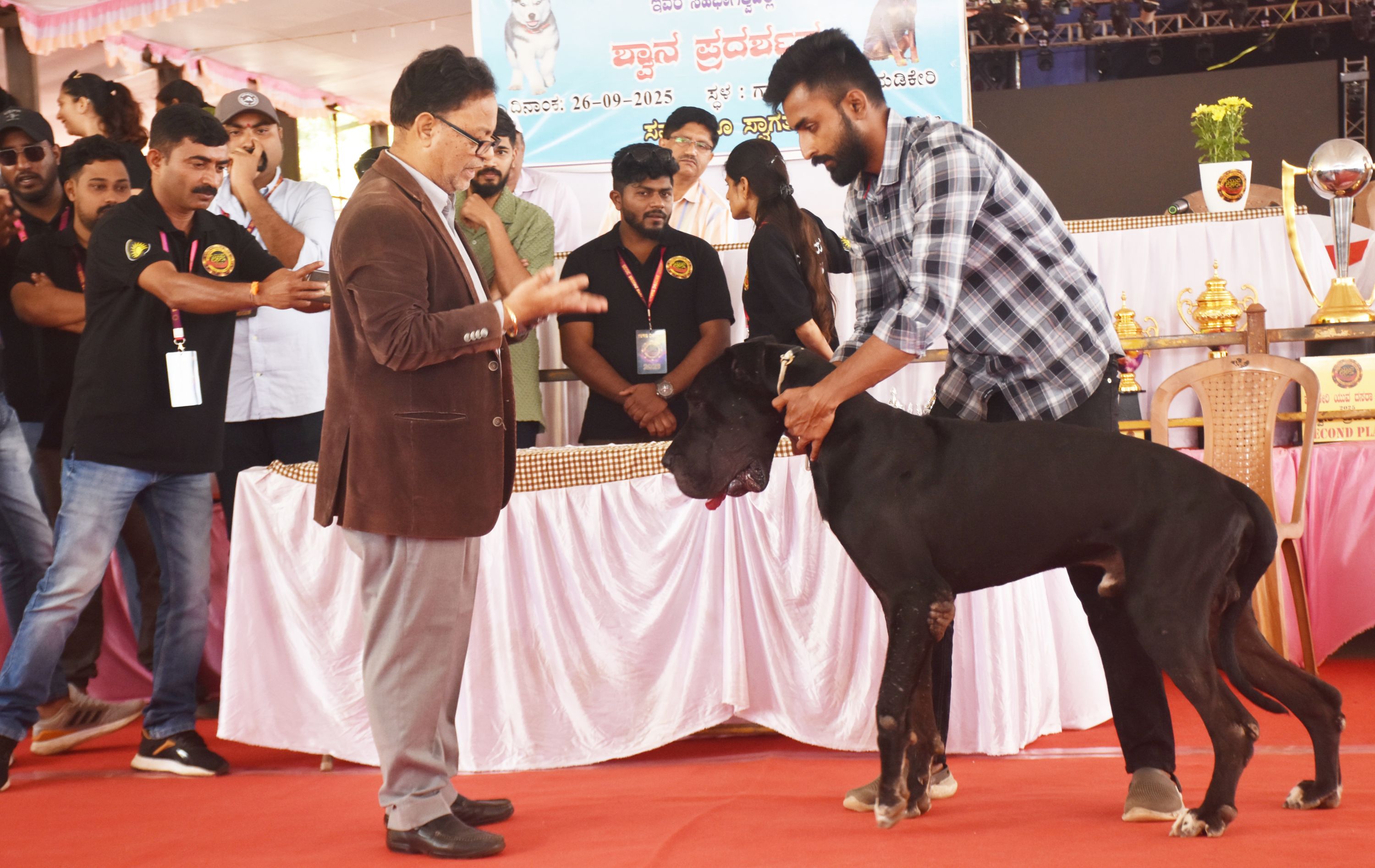 ಮಡಿಕೇರಿ ದಸರಾ ಉತ್ಸವದ ಅಂಗವಾಗಿ ಶುಕ್ರವಾರ ನಡೆದ ಯುವ ದಸರೆಯಲ್ಲಿ ಶ್ವಾನವೊಂದನ್ನು ತೀರ್ಪುಗಾರರು ಪರಿಶೀಲಿಸಿದರು
