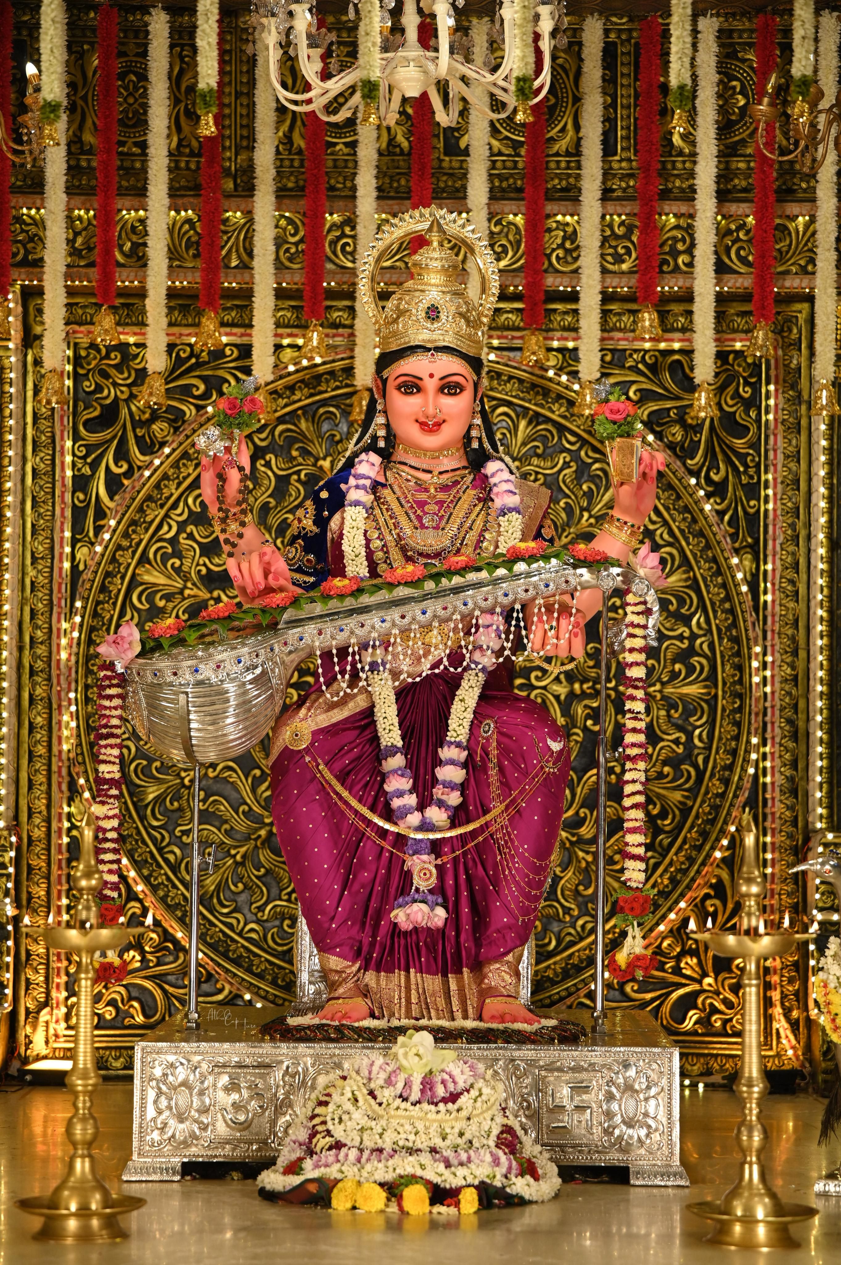 ಶುಕ್ರವಾರ ಅಚ್ಚ ಗುಲಾಬಿ ರೇಷ್ಮೆ ಸೀರೆಯಲ್ಲಿ ಸರ್ವಾಲಂಕಾರ ಭೂಷಿತೆಯಾಗಿ ಕಂಗೊಳಿಸಿದ ಕುದ್ರೋಳಿ ಶಾರದೆ
