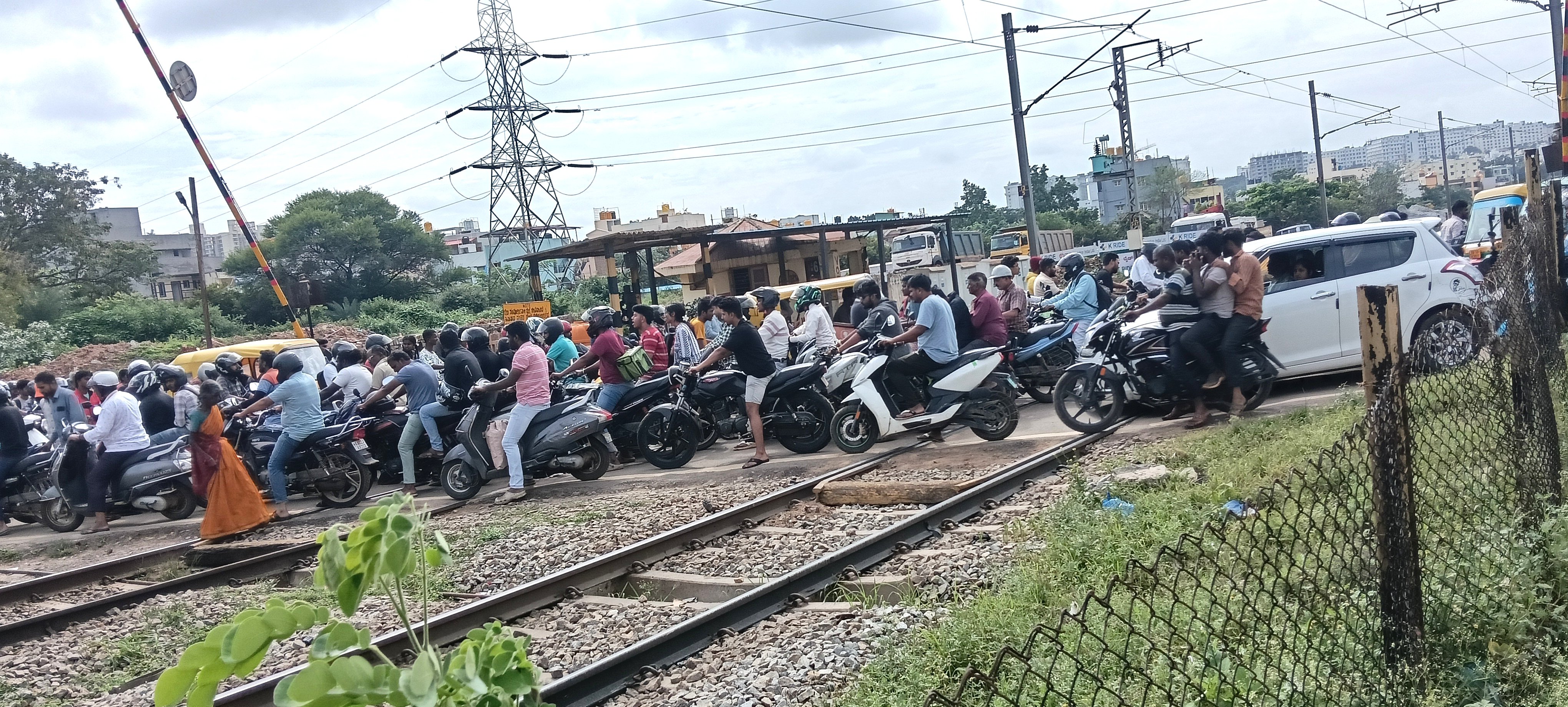 ಮೇದರಹಳ್ಳಿ ರೈಲ್ವೆ ಹಳಿ ಕ್ರಾಸ್ ಮಾಡಲು ವಾಹನ ಸವಾರರಿಗೆ ದಿನನಿತ್ಯ ಕಿರಿಕಿರಿ