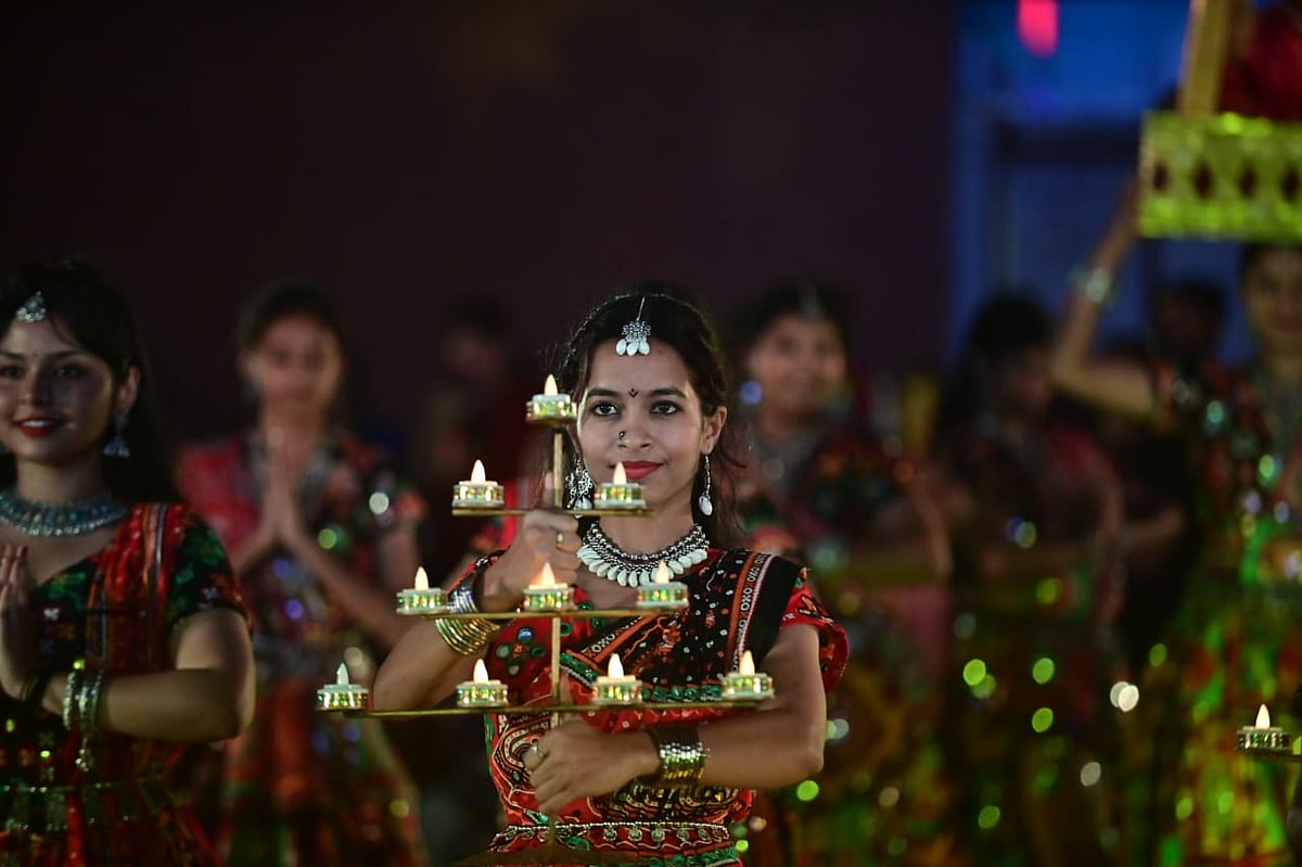 PHOTOS | ದಾವಣಗೆರೆ: ದಾಂಡಿಯಾ ನೃತ್ಯ ವೈಭವ