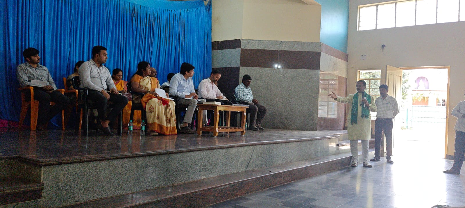 ರೈತರ ಸಭೆ ನಡೆಸಿದ ಕೆಐಎಡಿಬಿ ಅಧಿಕಾರಿಗಳು