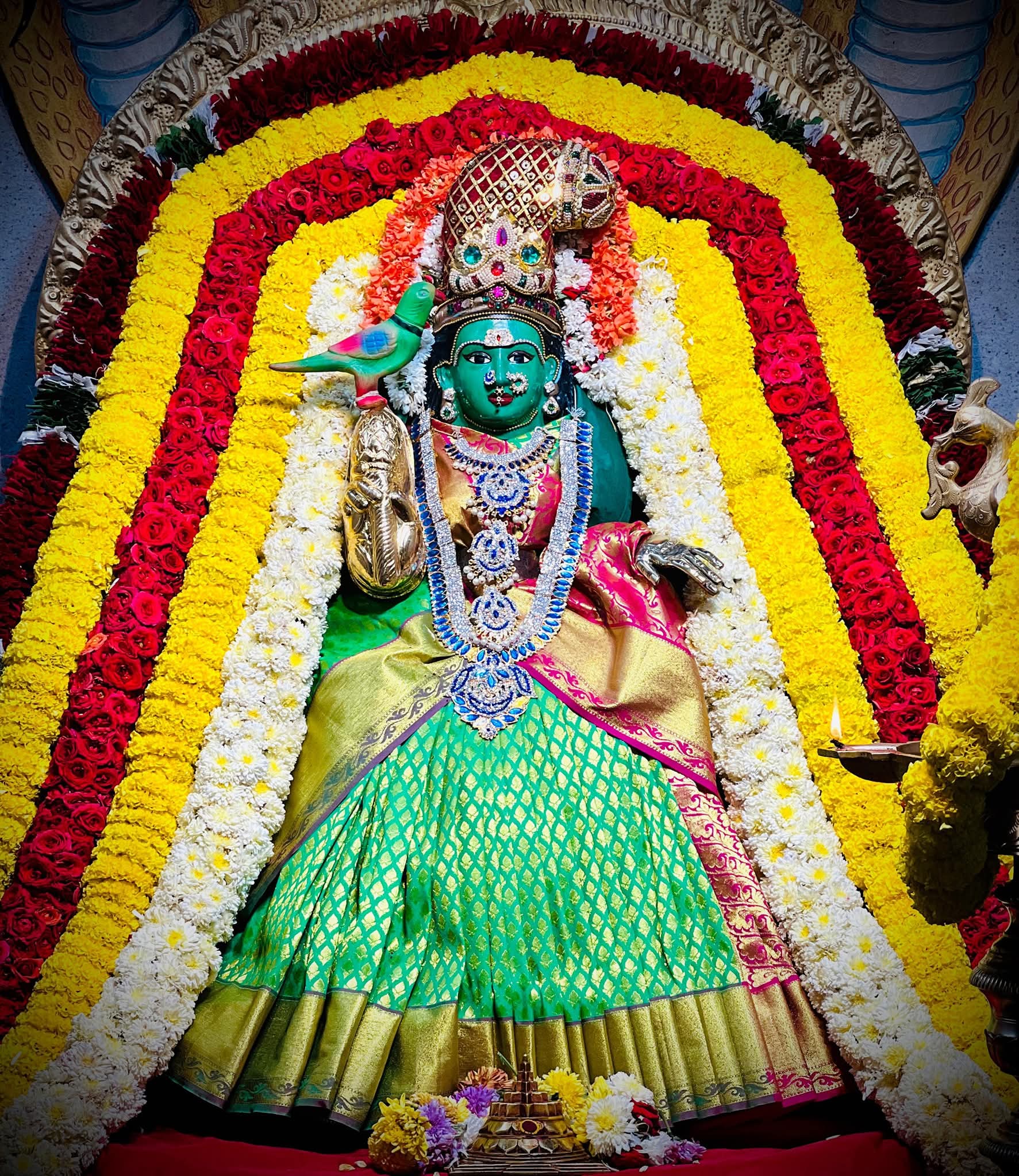 ಓಂಶಕ್ತಿ ದೇವಿಗೆ ಶರನ್ನವರಾತ್ರಿ ಪ್ರಯುಕ್ತ ಮಧುರೈ ಮೀನಾಕ್ಷಿ ದೇವಿ ಅಲಂಕಾರ ಮಾಡಲಾಗಿತ್ತು