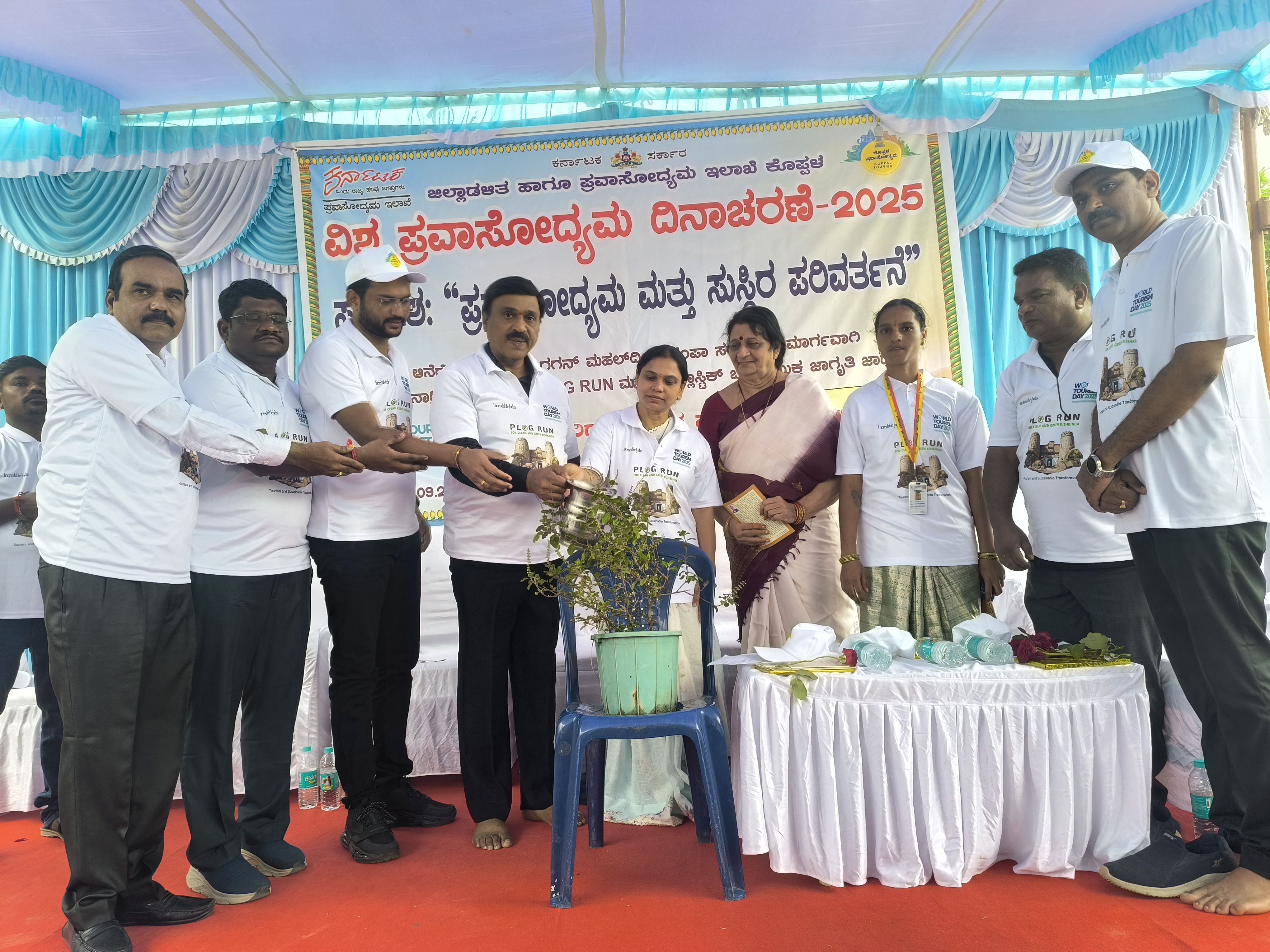 ಗಂಗಾವತಿ ತಾಲ್ಲೂಕಿನ ಅಂಜನಾದ್ರಿ ಬೆಟ್ಟದ ಪಾರ್ಕಿಂಗ್ ಆವರಣದಲ್ಲಿ ಶುಕ್ರವಾರ ನಡೆದ ವಿಶ್ವ ಪ್ರವಾಸೋದ್ಯಮ ದಿನಾಚರಣೆ ಕಾರ್ಯಕ್ರಮಕ್ಕೆ ಶಾಸಕ ಜಿ.ಜನಾರ್ದನರೆಡ್ಡಿ ಚಾಲನೆ ನೀಡಿದರು