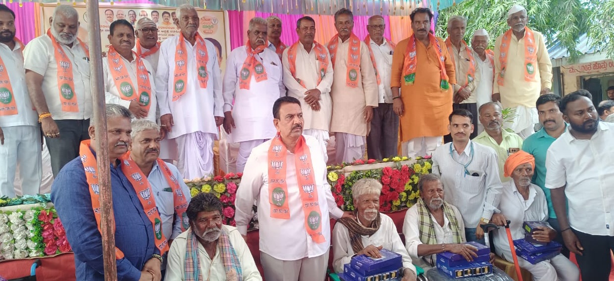 ನರಗುಂದ ತಾಲ್ಲೂಕಿನ ಚಿಕ್ಕನರಗುಂದದಲ್ಲಿ ಉಚಿತ ಆರೋಗ್ಯ ತಪಾಸಣಾ ಶಿಬಿರದಲ್ಲಿ ಕೇಂದ್ರ ಸರ್ಕಾರದ ವಯೋಶ್ರೀ ಯೋಜನೆ ಅಡಿಯಲ್ಲಿ ಸಾಮಾಜಿಕ ನ್ಯಾಯ ಮತ್ತು ಸಬಲೀಕರಣ ಇಲಾಖೆ ವತಿಯಿಂದ ಹಿರಿಯ ನಾಗರೀಕರಿಗೆ ವ್ಹೀಲ್ ಚೇರ್ ವಾಕ್ ಸ್ಟಿಕ್ ಕಮೋಡ್ ಕಿವಿ ಮಷಿನ್ ಮತ್ತು ಇತರೇ ಸಾಮಗ್ರಿಗಳನ್ನು ಶಾಸಕ ಸಿ.ಸಿ.ಪಾಟೀಲ ವಿತರಣೆ ಮಾಡಿದರು