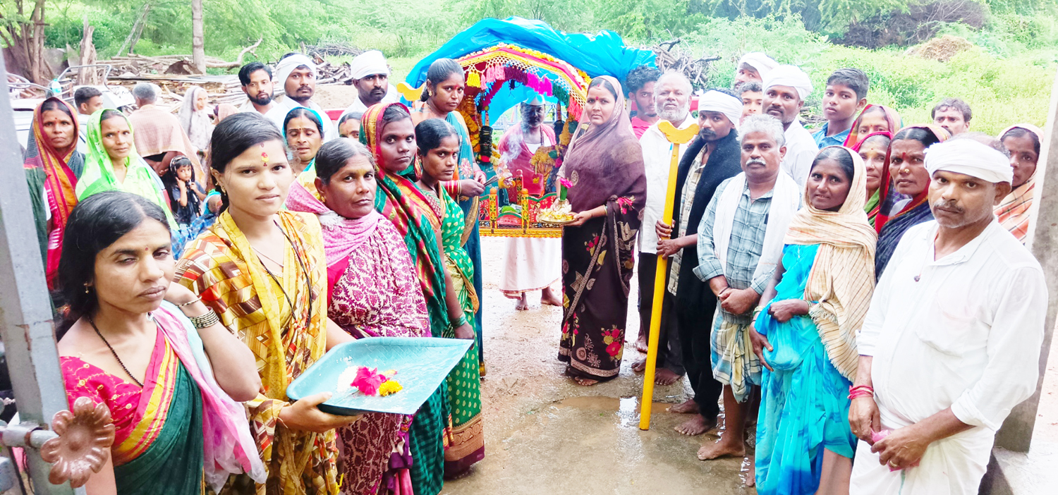 ನರೇಗಲ್‌ ಪಟ್ಟಣದ 3ನೇ ವಾರ್ಡ್‌ನ ಆಶ್ರಯ ಕಾಲೋನಿಗೆ ಶುಕ್ರವಾರ ಸಂಜೆ ಅಲಂಕರಿಸಿದ ಪಾಲಕಿಯಲ್ಲಿ ದೇವಿಯನ್ನು ಹೊತ್ತು ತಂದಾಗ ಪೂಜೆಯಲ್ಲಿ ಪಾಲ್ಗೊಂಡಿರುವ ನಿವಾಸಿಗಳು