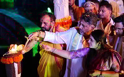 ಮಂಡ್ಯ ಜಿಲ್ಲೆಯ ಶ್ರೀರಂಗಪಟ್ಟಣ ತಾಲ್ಲೂಕಿನ ಕೆ.ಆರ್.ಎಸ್ ಬೃಂದಾವನ ಅಂಗಳದಲ್ಲಿ 'ಕಾವೇರಿ ಆರತಿ' ಕಾರ್ಯಕ್ರಮಕ್ಕೆ ಉಪಮುಖ್ಯಮಂತ್ರಿ ಡಿ.ಕೆ.ಶಿವಕುಮಾರ್ ಚಾಲನೆ ನೀಡಿದರು. 