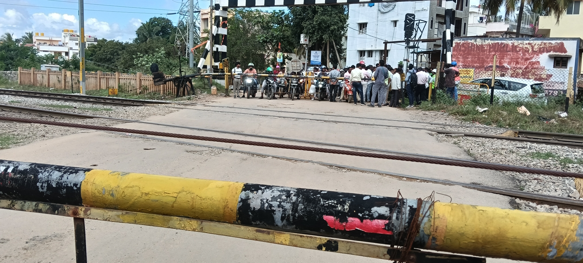 ಮೇದರಹಳ್ಳಿ ರೈಲ್ವೆ ಹಳಿ ಕ್ರಾಸ್ ಮಾಡಲು ವಾಹನ ಸವಾರರಿಗೆ ದಿನನಿತ್ಯ ಕಿರಿಕಿರಿ