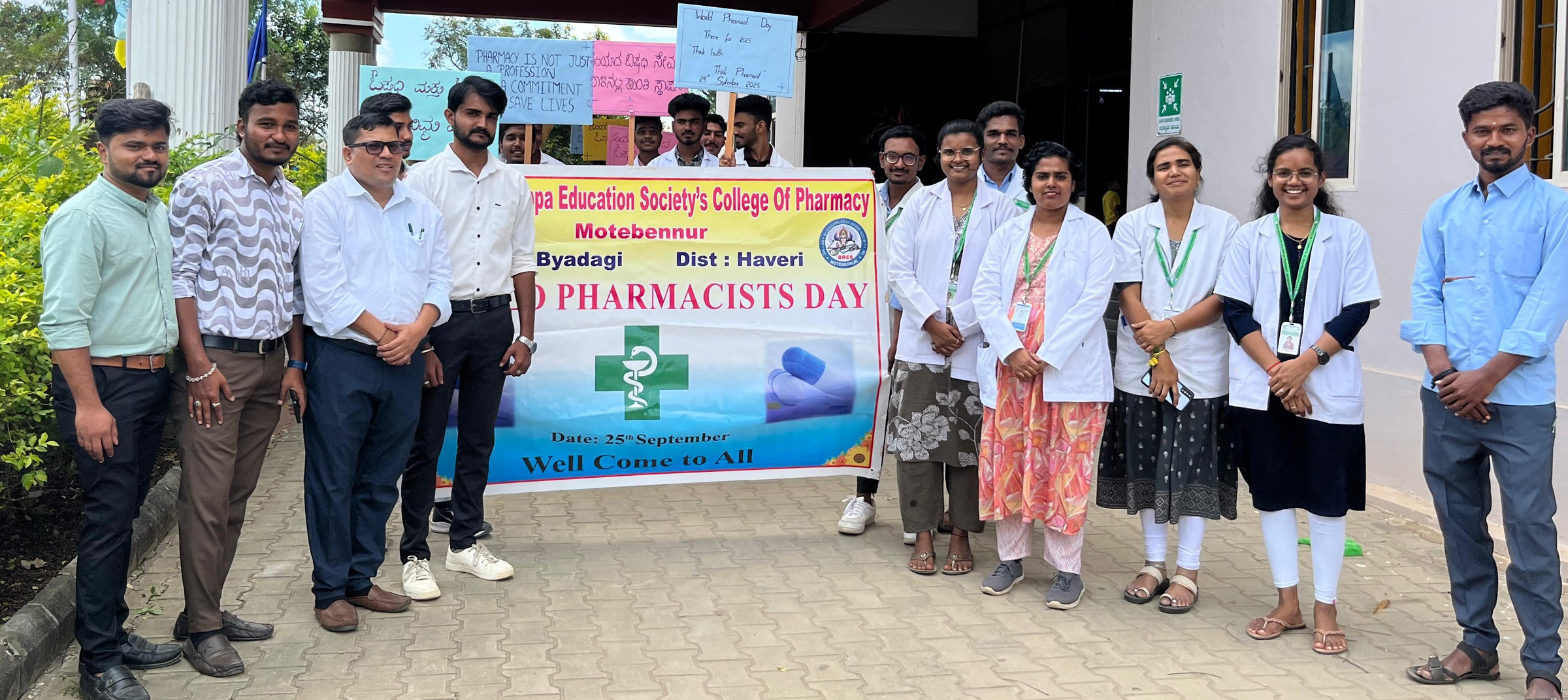 ಬ್ಯಾಡಗಿ ತಾಲ್ಲೂಕುಕಿನ ಮೋಟೆಬೆನ್ನೂರು ಗ್ರಾಮದ ಬಿಆರ್‌ಇ ಸಮೂಹ ಶಿಕ್ಷಣ ಸಂಸ್ಥೆಯ ಫಾರ್ಮಸಿ ಕಾಲೇಜಿನಲ್ಲಿ ‘ವಿಶ್ವ ಫಾರ್ಮಸಿಸ್ಟ್‌ ದಿನ‘ದ ಅಂಗವಾಗಿ ಸಾರ್ವಜನಿಕರಲ್ಲಿ ಜಾಗೃತಿ ಜಾಥಾ ನಡೆಯಿತು.