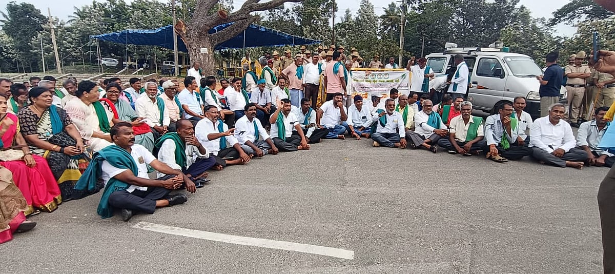 'ಕಾವೇರಿ ಆರತಿ' ವಿರೋಧಿಸಿ ರೈತರಿಂದ ಪ್ರತಿಭಟನೆ: ವಿರೋಧದ ನಡುವೆ ಅದ್ದೂರಿ ಸಮಾರಂಭ