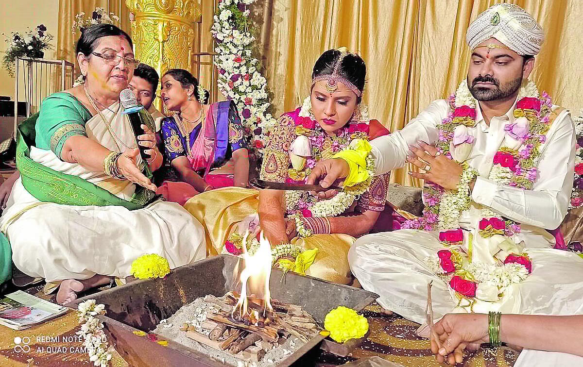 ನವತಾರೆಯರ ನವೋಲ್ಲಾಸ: ಒಂಬತ್ತು ವೃತ್ತಿಗಳಲ್ಲಿರುವ ಹೆಣ್ಣುಮಕ್ಕಳ ಬದುಕಿನ ಇನಿ-ದನಿ 