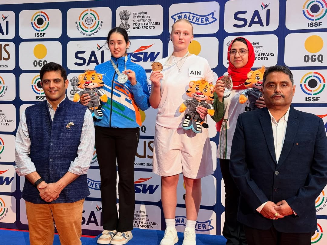ಜೂನಿಯರ್‌ ಮಹಿಳೆಯರ 10 ಮೀ. ಏರ್‌ ರೈಫಲ್‌ ಸ್ಪರ್ಧೆಯಲ್ಲಿ ಬೆಳ್ಳಿ ಪದಕ ಜಯಿಸಿದ ಭಾರತದ ರಶ್ಮಿಕಾ ಸಹಗಲ್‌ (ನೀಲಿ ಜೆರ್ಸಿ)