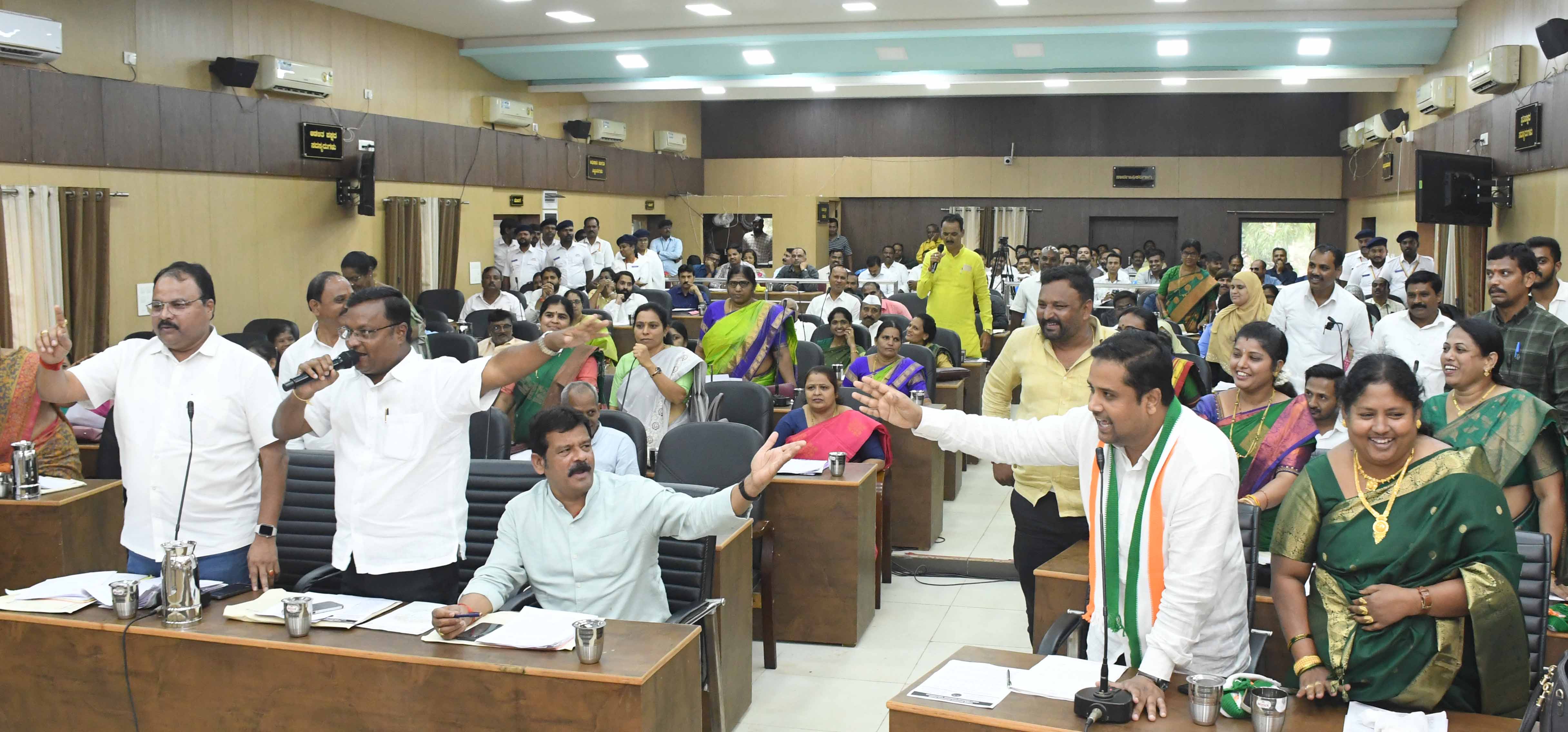 ಧಾರವಾಡದಲ್ಲಿ ಶುಕ್ರವಾರ ನಡೆದ ಸಾಮಾನ್ಯ ಸಭೆಯಲ್ಲಿ ಬಿಜೆಪಿ ಮತ್ತು ಕಾಂಗ್ರೆಸ್‌ ಸದಸ್ಯರ ನಡುವೆ ವಾಗ್ವಾದ ನಡೆಯಿತು ಪ್ರಜಾವಾಣಿ ಚಿತ್ರ