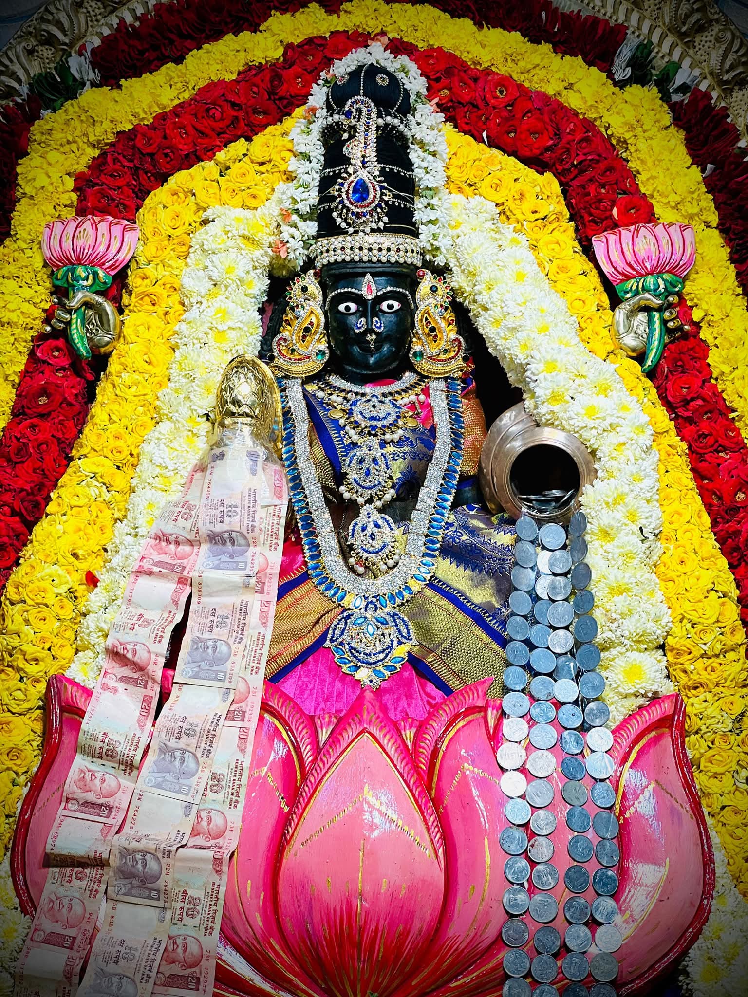 ಆನೇಕಲ್‌ನ ಸಂತೆಬೀದಿಯ ಓಂ ಆದಿಪರಾಶಕ್ತಿ ಪೀಠಂನಲ್ಲಿ ಶರನ್ನವರಾತ್ರಿಯ ಪ್ರಯಕ್ತ ದೇವಿಗೆ ಧನಲಕ್ಷ್ಮೀ ಅಲಂಕಾರ ಮಾಡಲಾಗಿತ್ತು