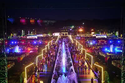 ಮಂಡ್ಯ ಜಿಲ್ಲೆಯ ಶ್ರೀರಂಗಪಟ್ಟಣ ತಾಲ್ಲೂಕಿನ ಕೆ.ಆರ್.ಎಸ್ ಬೃಂದಾವನ ಅಂಗಳದಲ್ಲಿ 'ಕಾವೇರಿ ಆರತಿ' ಕಾರ್ಯಕ್ರಮಕ್ಕೆ ಉಪಮುಖ್ಯಮಂತ್ರಿ ಡಿ.ಕೆ.ಶಿವಕುಮಾರ್ ಚಾಲನೆ ನೀಡಿದರು. 