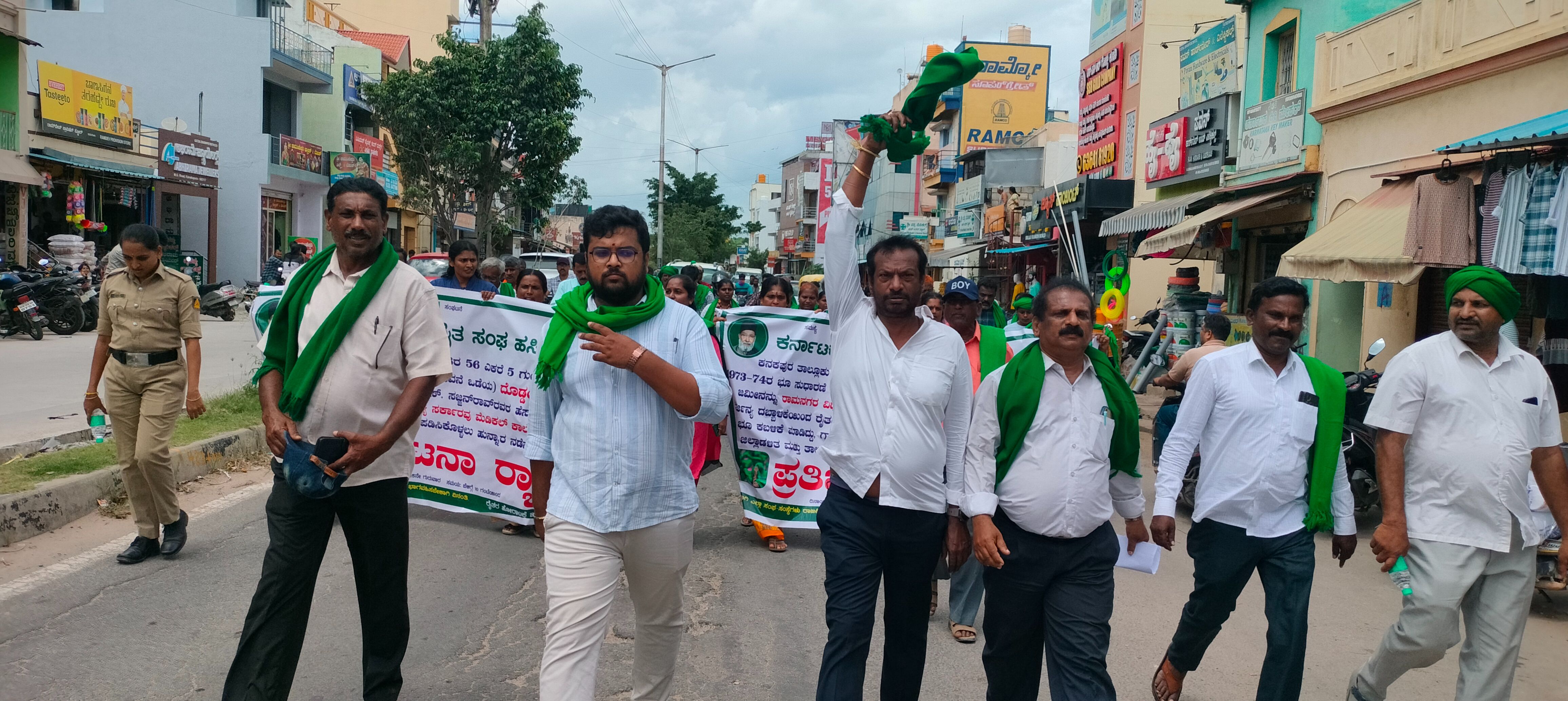ಕನಕಪುರ ರೈತ ಸಂಘದ ನೇತೃತ್ವದಲ್ಲಿ ಗುರುವಾರ ನಡೆದ ಪ್ರತಿಭಟನೆ ರ್ಯಾಲಿಯಲ್ಲಿ ಪಾಲ್ಗೊಂಡಿರುವ ರೈತರು