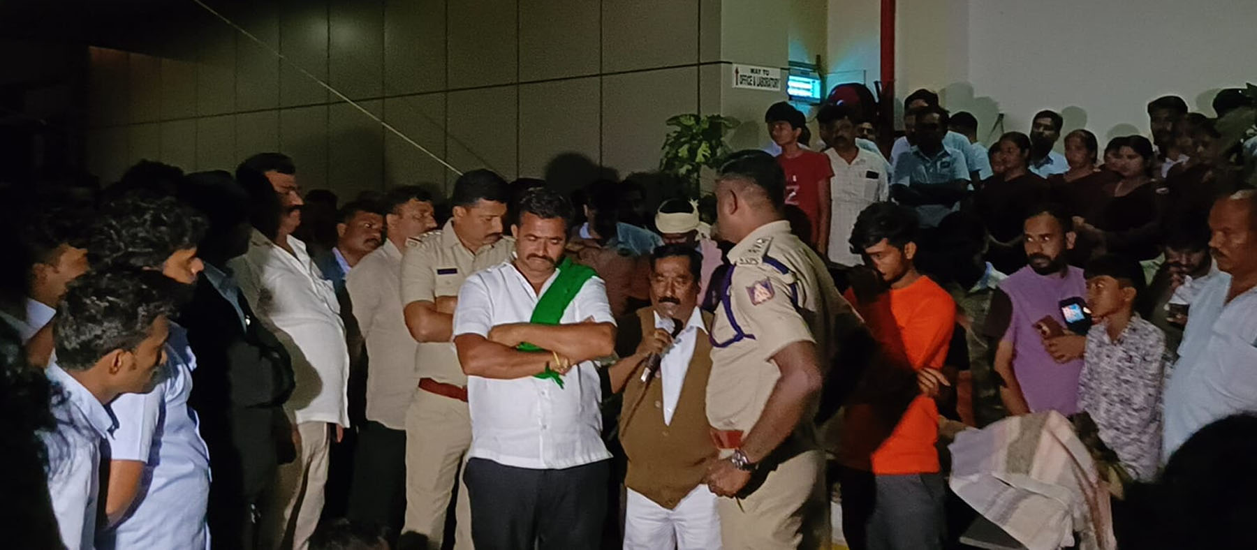 ರಾಣೆಬೆನ್ನೂರು ತಾಲ್ಲೂಕಿನ ತೇರೆದಹಳ್ಳಿ ಗ್ರಾಮದ ವೆಂಕಟೇಶ್ವರ ಹ್ಯಾಚರೀಸ್ ಪ್ರೈ. ಲಿ ಕಂಪನಿ ಚಿಕನ್‌ ಪ್ಯಾಕ್ಟರಿಯಲ್ಲಿ ಕರ್ತವ್ಯದಲ್ಲಿದ್ದಾಗ ಕಾರ್ಮಿಕ ಸಾವನ್ನಪ್ಪಿದ್ದಕ್ಕೆ ಪ್ರತಿಭಟನೆ ನಡೆಸಿದಾಗ ಪೊಲೀಸರು ರೈತರೊಂದಿಗೆ ಸಮಾಲೋಚನೆ ನಡೆಸಿದರು. 