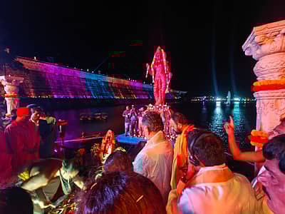 ಮಂಡ್ಯ ಜಿಲ್ಲೆಯ ಶ್ರೀರಂಗಪಟ್ಟಣ ತಾಲ್ಲೂಕಿನ ಕೆ.ಆರ್.ಎಸ್ ಬೃಂದಾವನ ಅಂಗಳದಲ್ಲಿ 'ಕಾವೇರಿ ಆರತಿ' ಕಾರ್ಯಕ್ರಮಕ್ಕೆ ಉಪಮುಖ್ಯಮಂತ್ರಿ ಡಿ.ಕೆ.ಶಿವಕುಮಾರ್ ಚಾಲನೆ ನೀಡಿದರು. 