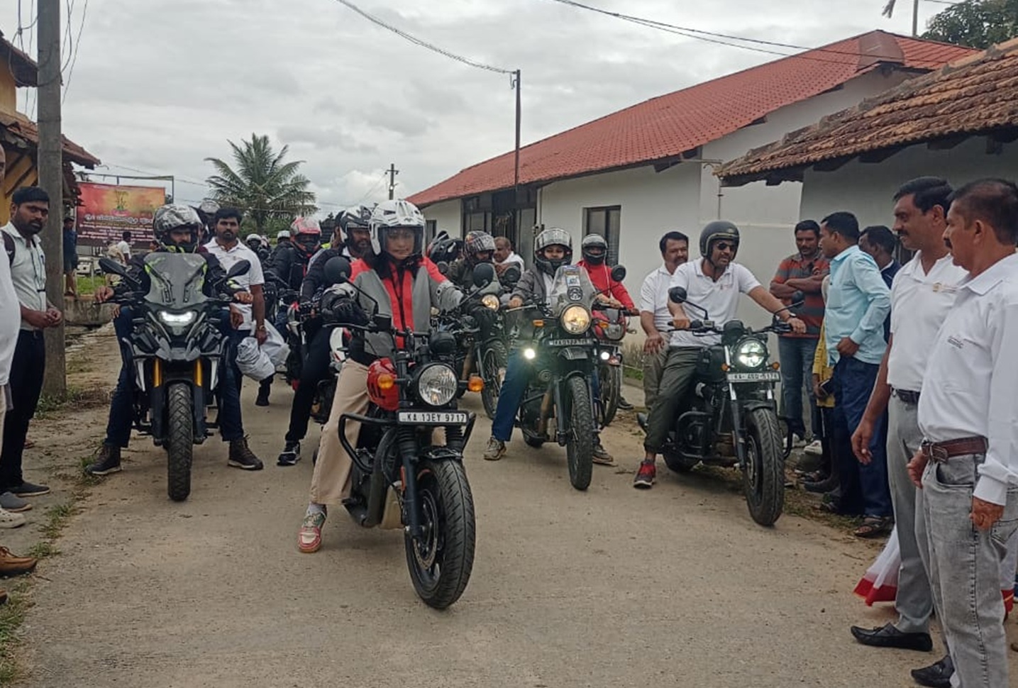 ಬೈಕ್‌ ಜಾಥಾದಲ್ಲಿ ಸ್ವತಃ ಬೈಕ್ ಚಲಾಯಿಸಿದ ಜಿಲ್ಲಾಧಿಕಾರಿ ಕೆ.ಎಸ್. ಲತಾಕುಮಾರಿ