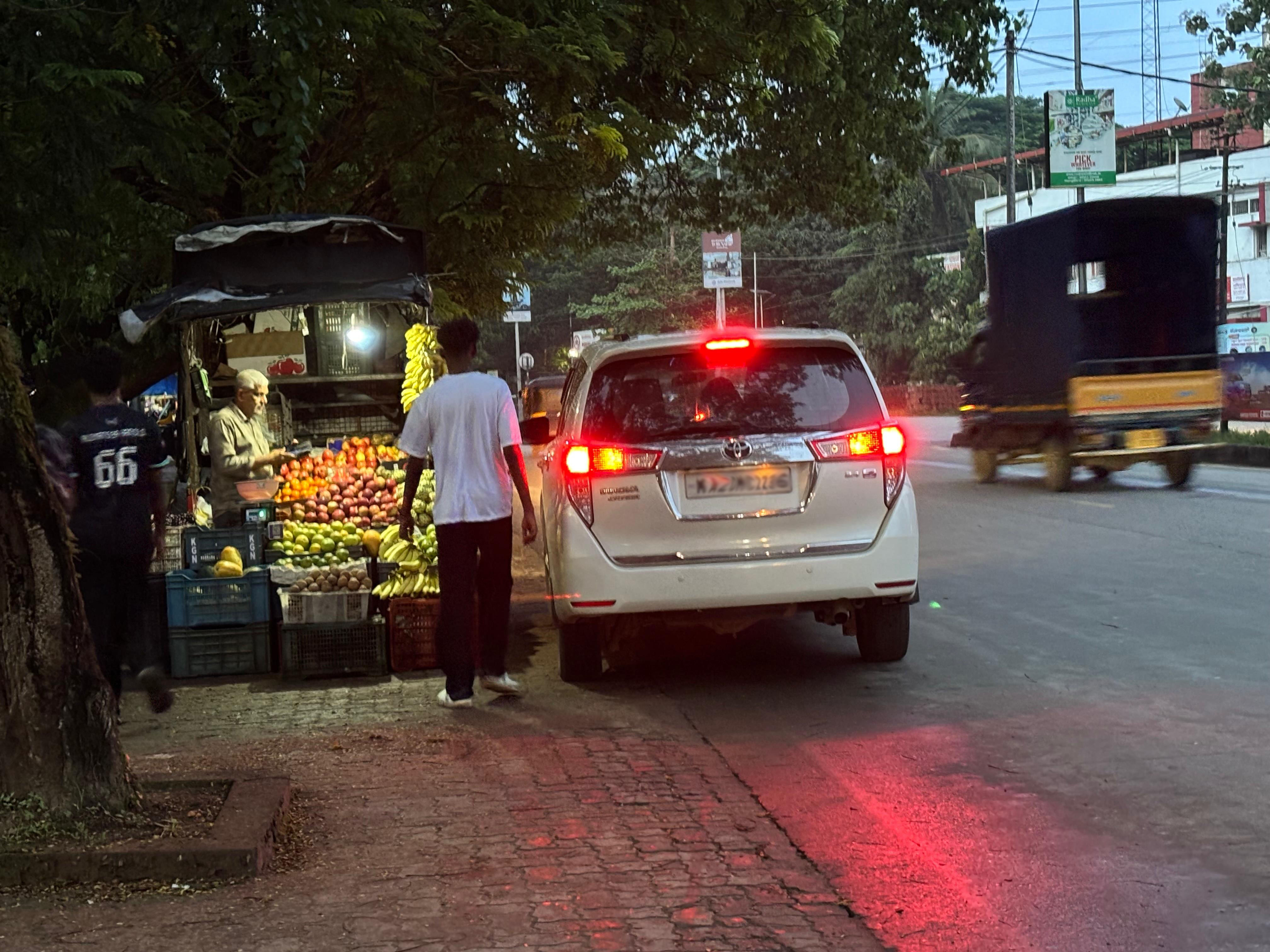 ಮಣಿಪಾಲದಲ್ಲಿ ಬೀದಿಬದಿ ವ್ಯಾಪಾರಸ್ಥರಿಂದ ಹಣ್ಣು ಖರೀದಿಸಲು ರಸ್ತೆಯಲ್ಲೇ ವಾಹನ ನಿಲ್ಲಿಸಿರುವ ಗ್ರಾಹಕ