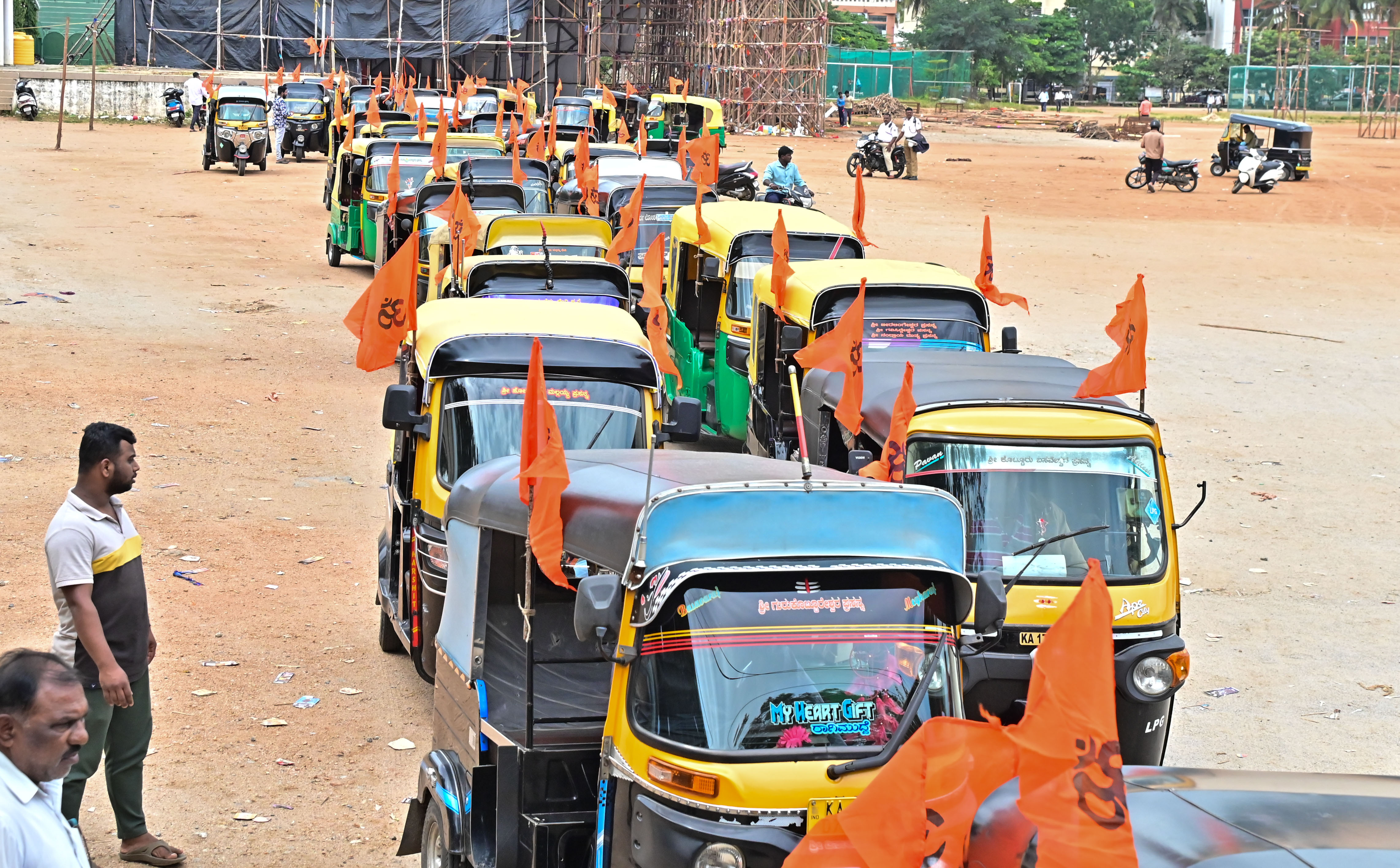 ರ‍್ಯಾಲಿಯಲ್ಲಿ ಭಾಗವಹಿಸಿದ್ದ ಆಟೊಗಳು