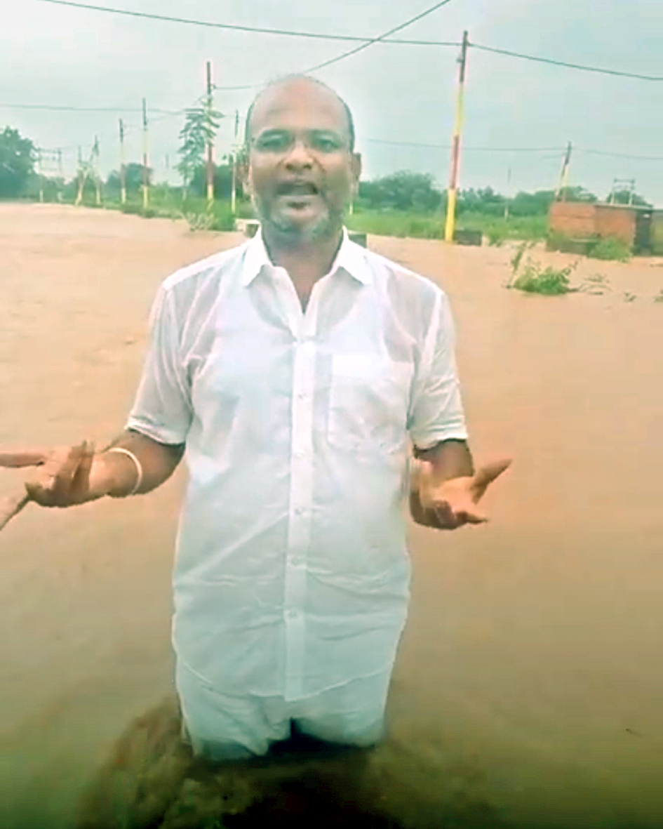 ಶಾಸಕ ಶರಣು ಸಲಗರ ಅವರು ನೀರಿನಲ್ಲಿಯೇ ನಿಂತು ಪರಿಹಾರಕ್ಕೆ ಆಗ್ರಹಿಸಿದರು