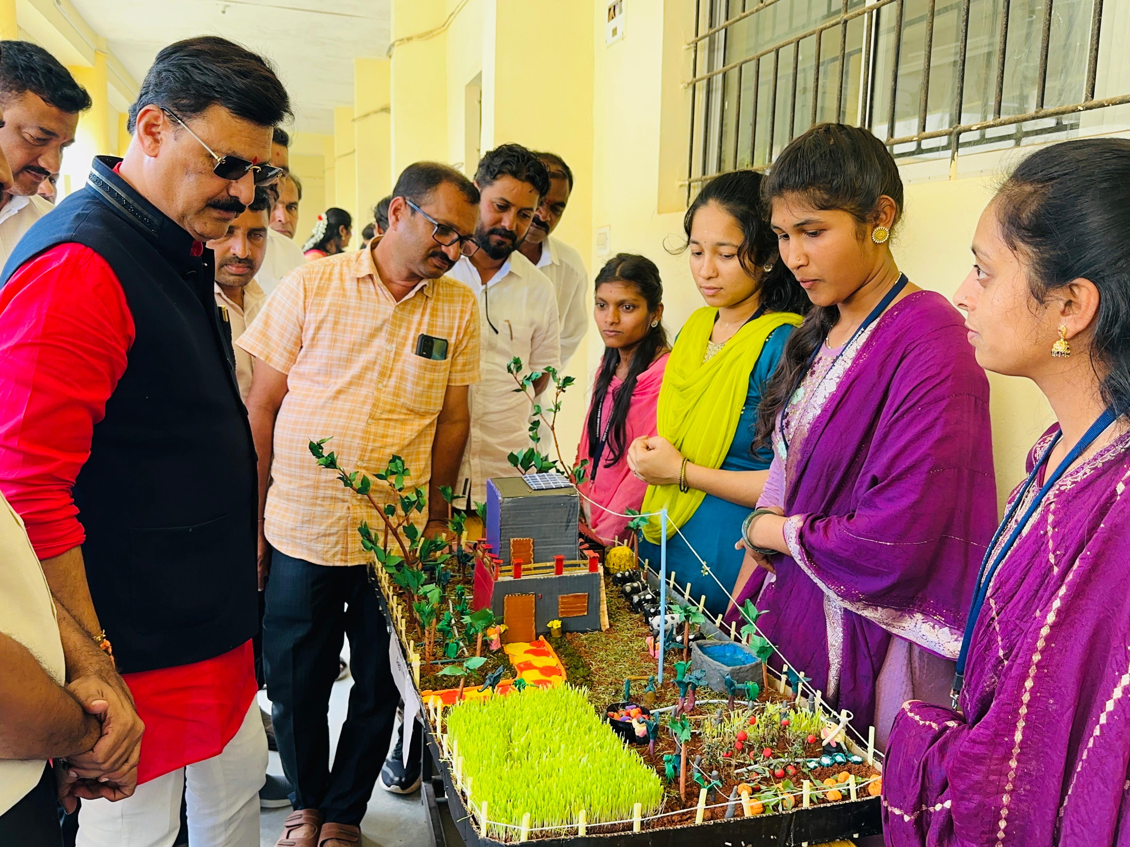 ರಿಪ್ಪನ್ ಪೇಟೆ ಸರ್ಕಾರಿ ಪದವಿ ಕಾಲೇಜಿನಲ್ಲಿ ವಿದ್ಯಾರ್ಥಿಗಳು ಕೃಷಿ ಚಟುವಟಿಕೆಯ ಮಾದರಿ ವಸ್ತು ಪ್ರದರ್ಶನವನ್ನು ಶಾಸಕ ಗೋಪಾಲಕೃಷ್ಣ ಬೇಳೂರು ವೀಕ್ಷಿಸಿದರು.ಪ್ರದರ್ಶನವನ್ನು