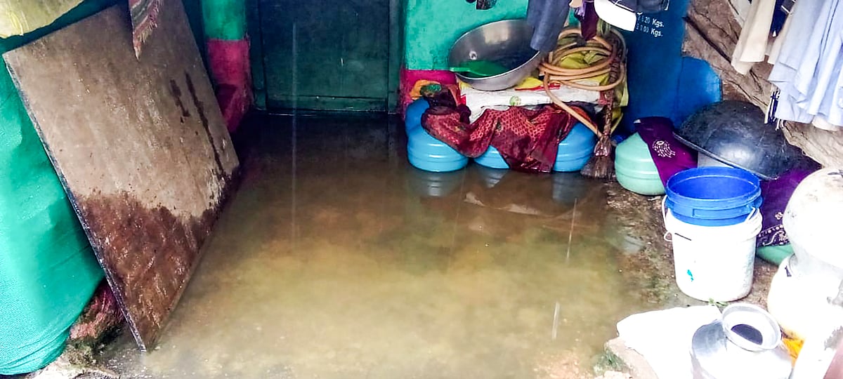 ಸವದತ್ತಿ: ನಿರಂತರ ಮಳೆಗೆ ಧರೆಗುರುಳಿದ ಮನೆಗಳು