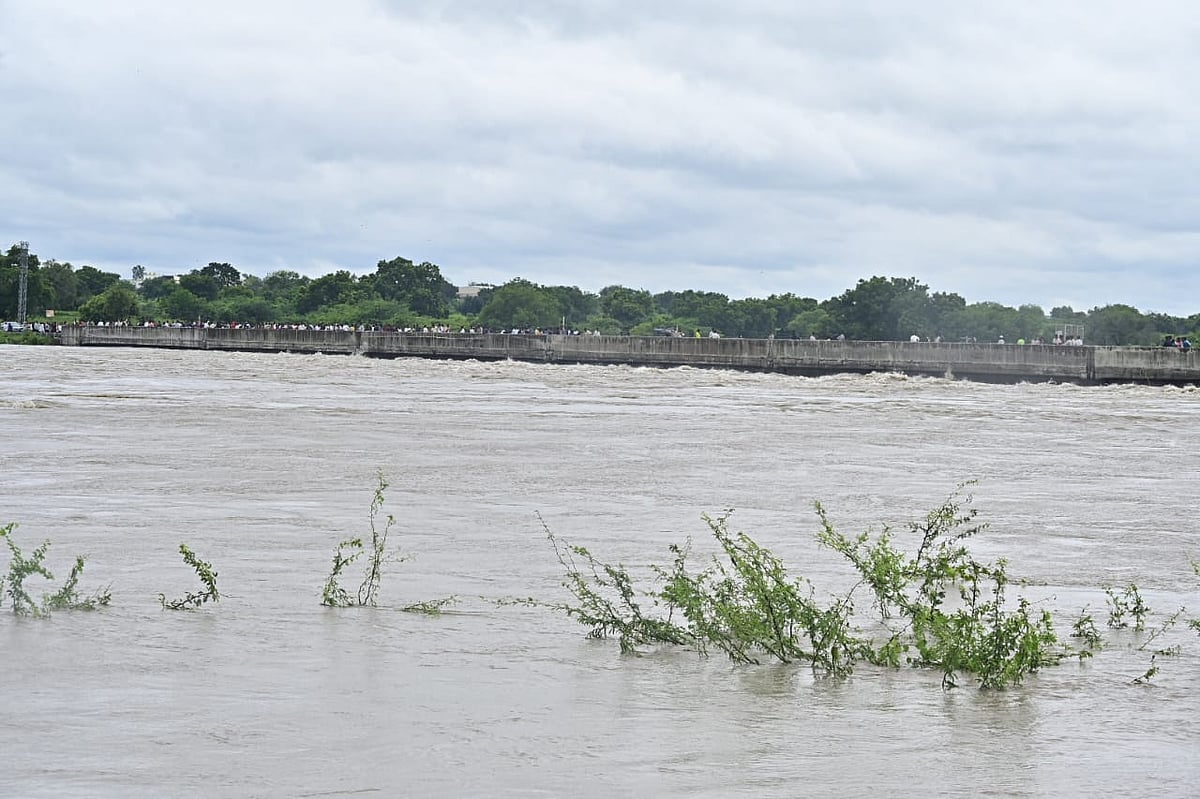 ಮುಳುಗುವ ಹಂತ ತಲುಪಿದ ಸೇತುವೆ|ಜೇವರ್ಗಿ ಬಳಿ ಹೆದ್ದಾರಿ ಬಂದ್: ವಾಹನ ಸಂಚಾರ ಸ್ಥಗಿತ