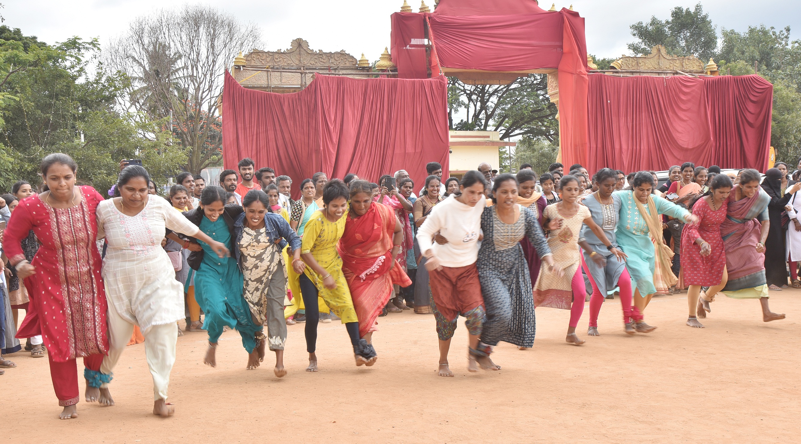 ಕಾಲಿಗೆ ಬಟ್ಟೆ ಕಟ್ಟಿಕೊಂಡು ಓಡುವ ಸ್ಪರ್ಧೆ ಗಮನ ಸೆಳೆಯಿತು