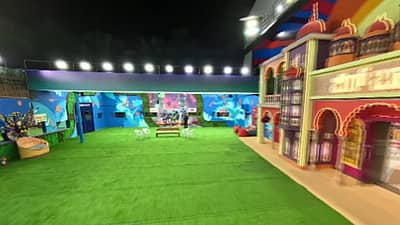 ಮತ್ತೆ ಮಾತನ್ನು ಮುಂದುವರೆಸಿದ ಅವರು, ‘ಒಂದು ಅರಮನೆಯನ್ನು ಉಳಿಸಿಕೊಳ್ಳುವುದಕ್ಕೆ ಎಷ್ಟೋ ಯುದ್ಧಗಳು ನಡೆದು ಹೋಗಿವೆ. ಈ ಅರಮನೆಯಲ್ಲಿ ತಮ್ಮನ್ನು ತಾವು ಉಳಿಸಿಕೊಳ್ಳುವುದಕ್ಕೆ ಬಹಳ ಯುದ್ಧಗಳು ನಡೆಯೋದಿದೆ. ನಮ್ಮ ನಾಡಿಗೆ ದಸರಾ ಹಬ್ಬ ಶುರುವಾಗಿ ಒಂದು ವಾರ ಆಯ್ತು. ನಮ್ಮ ಬಿಗ್‌ಬಾಸ್‌ ಮನೆಯಲ್ಲಿ ಅಸಲಿ ಹಬ್ಬ ಈಗ ಶುರು’ ಎಂದು ಹೇಳಿದ್ದಾರೆ.