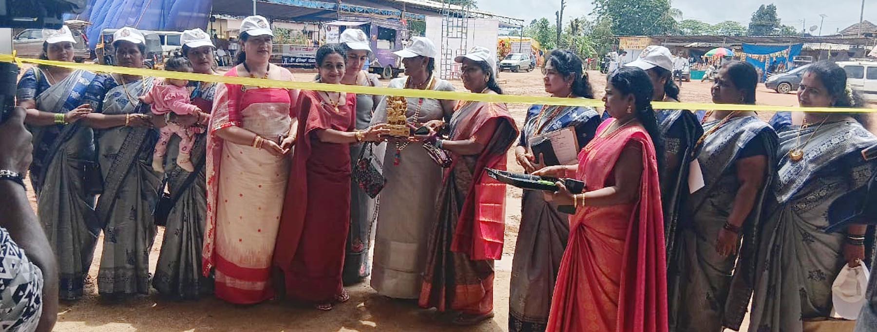 ಗೋಣಿಕೊಪ್ಪಲು ದಸರಾ ಉತ್ಸವವನ್ನು ಕಾಫಿ ಬೆಳೆಗಾರರಾದ ತೀತಿರ ಚೋಂದಮ್ಮ ಉದ್ಘಾಟಿಸಿದರು. ಮಹಿಳಾ ದಸರಾ ಸಮಿತಿ ಅಧ್ಯಕ್ಷೆ ಮಂಜುಳಾ ಕಾರ್ಯದರ್ಶಿ ಶೀಲಾ ಬೋಪಣ್ಣ ಚಂದನಾ ಮಂಜುನಾಥ್‌ ಪಾಲ್ಗೊಂಡಿದ್ದರು.